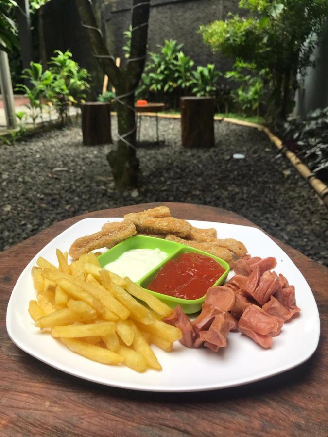 Отель Aqilakost N Cafe Gadog Puncak Богор Экстерьер фото